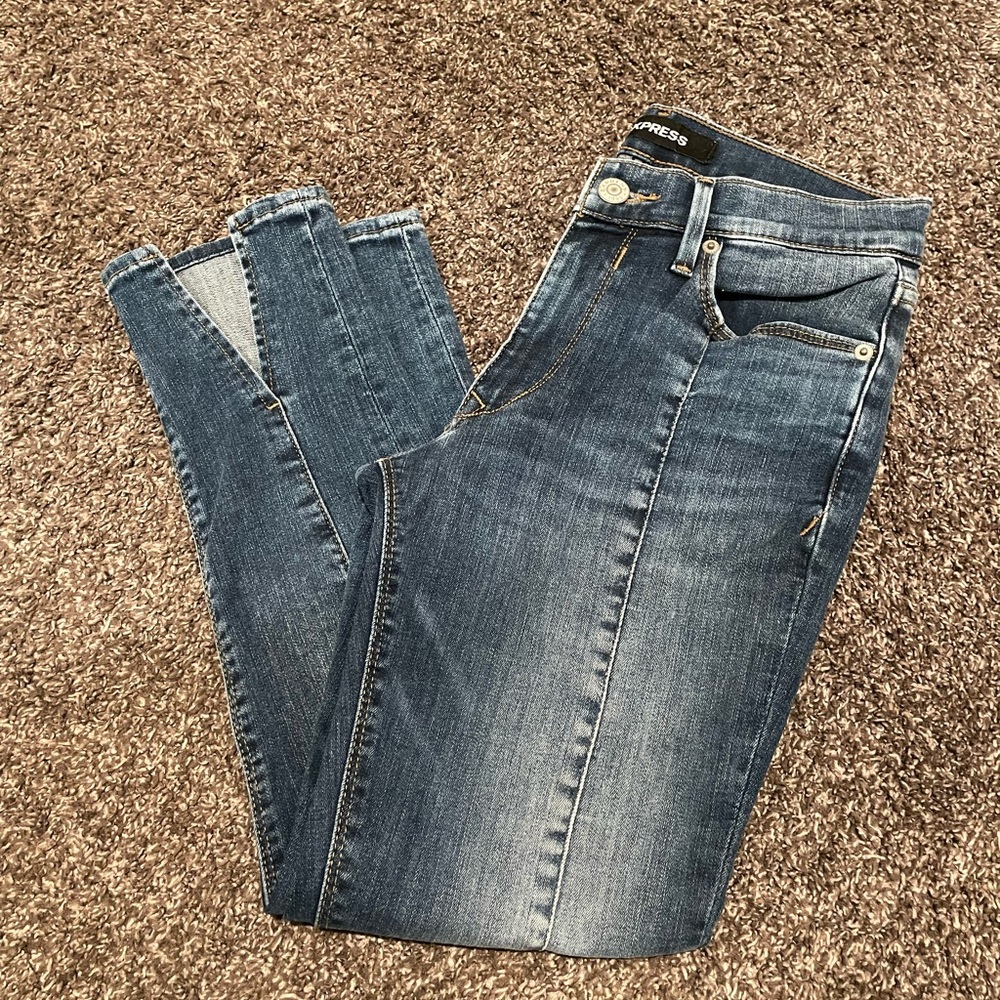 Express exposed seem cropped jeans
